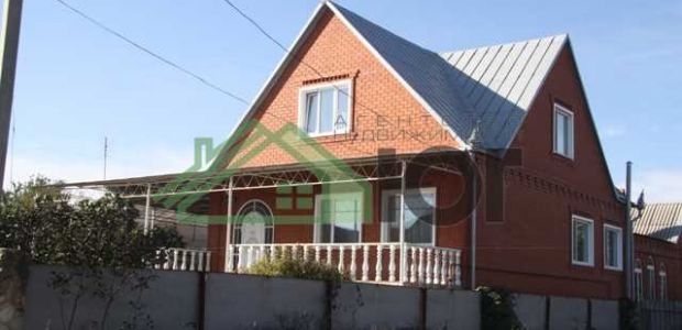 Двухэтажное домовладение в Азовском микрорайоне